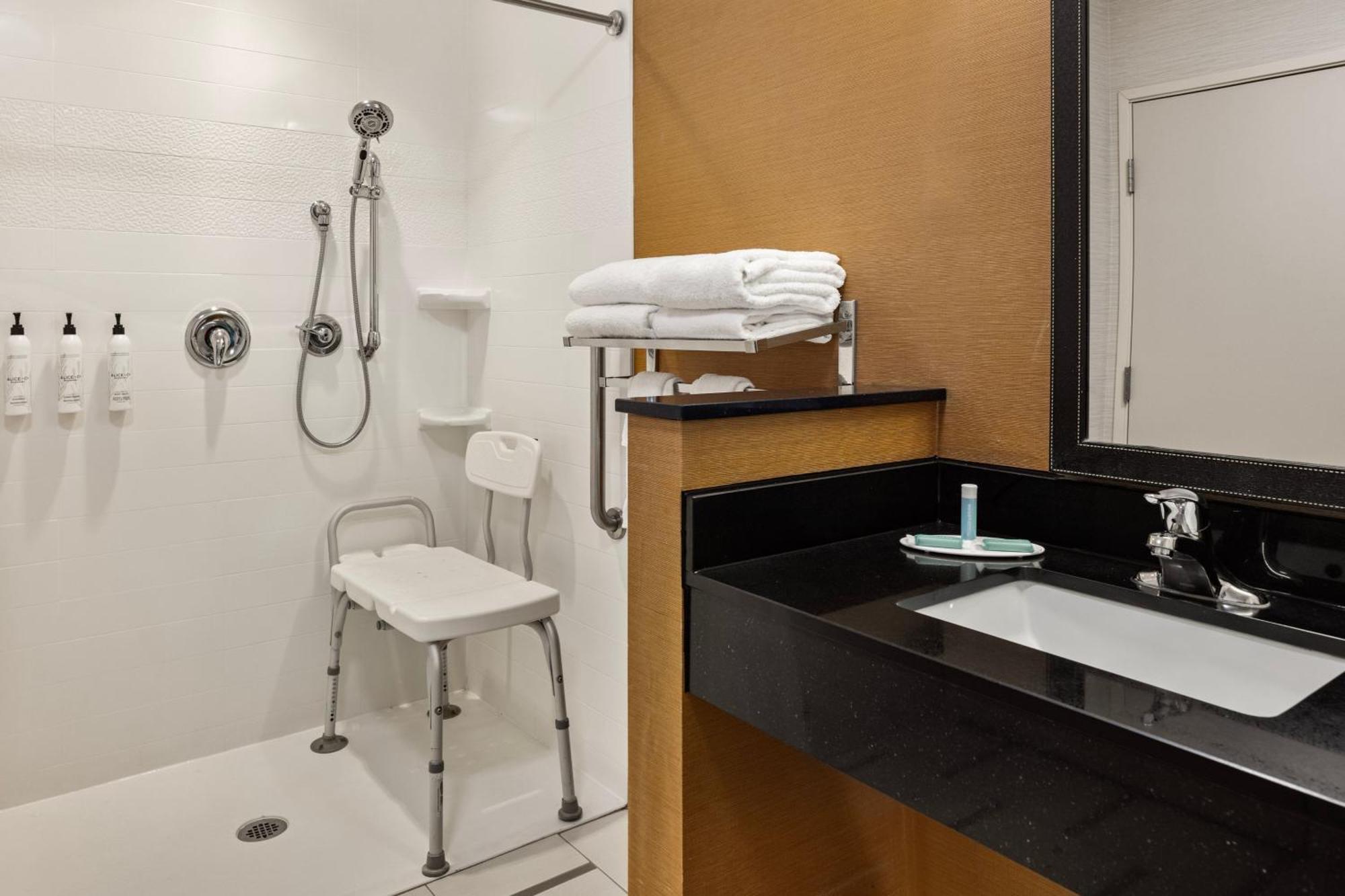 Fairfield Inn & Suites By Marriott Waterloo Cedar Falls Экстерьер фото